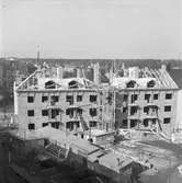Taklagsflagga på nybygge för bättre arbetarbostäder. 1 april 1949.
