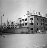 Taklagsflagga på nybygge för bättre arbetarbostäder. 1 april 1949.