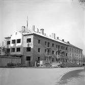 Taklagsflagga på nybygge för bättre arbetarbostäder. 1 april 1949.
