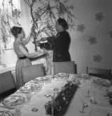Brandchef Rohlén och fru Rohlén. Reportage för Damernas Värld, dukat bord. 30 april 1949.