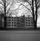 Taklagsfest på femvåningshus på Östra Islandsgatan 27. Brynäsgatan med spårvagnsspår i förgrunden. Fotot taget mot norr den 3 maj 1949.