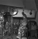 Fotokurs i Carl Larssons atelje herr Wallberg som ledare. 1949.
