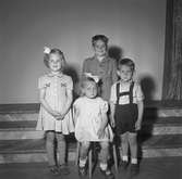 Barn som ska få tillbringa sommaren på Rörbergs koloni. Reportage för Norrlands-Posten. 19 - 20 maj 1949.