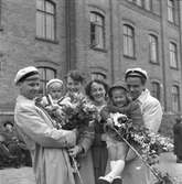 Lärarseminariets examen. 27 maj 1949. Beställt av fröken Wiolet Ceverin, Ängsvägen 11, Härnösand. Beställt av Berthel Larsson som gåva till Röstlund, monteras på ram.