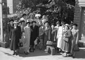 Konsum Alfas grupp vid Göteborgståg. 17 juni 1949. Beställt av fru Alma Öbrink, Norra Ringvägen 9, Gävle.