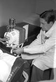 Lasarettet. Reportage för Arbetarbladet från laboratoriet, doktor Uno. 1 november 1949.