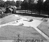 Gefle Dagblads reportage från vägbyggen och parkanläggningar, Juli 1950. Här lekplatsen mellan Brynäsgatan 8 och Östra Islandsgatan vid kv Springer.