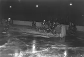 Ishockey mellan Huge - GGIK. 29 december 1949. GGIK är förkortning för Gävle Godtemplares Idrottsklubb. GGIK kallades för Godis eller Saftpiraterna. IK Huge ansökte 1938 om inträde i Svenska Ishockeyförbundet, och spelade sin första ishockeymatch på Kastvallen den 26 januari 1939. Klubben vann därefter DM-titlarna 1939, 1940 och 1943. Den 26 december 1949 debuterade man i Sveriges högsta division med match mot Nacka SK borta, vilken Nacka SK vann med 3-2. I ishockey spelade IK Huge i Sveriges högsta division säsongerna 1949/1950, 1950/1951 och 1952/1953. 1961 låg man i Division IV. Inför säsongen 1962/1963 lades ishockeyverksamheten ner, innan man i början av 1970-talet återigen hade pojklag. 1994 anmälde man ett seniorlag för första gången sedan det tidiga 1960-talet. Den 2 december 1995 fick man tillgång till konstfrusen isbana.