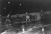 Ishockey mellan Huge - GGIK. 29 december 1949. GGIK är förkortning för Gävle Godtemplares Idrottsklubb. GGIK kallades för Godis eller Saftpiraterna. IK Huge ansökte 1938 om inträde i Svenska Ishockeyförbundet, spelade sin första ishockeymatch på Kastvallen den 26 januari 1939. Klubben vann  DM-titlarna 1939, 1940 och 1943. Den 26 december 1949 debuterade man i Sveriges högsta division med match mot Nacka SK borta, vilken Nacka SK vann med 3-2. I ishockey spelade IK Huge i Sveriges högsta division säsongerna 1949/1950, 1950/1951 och 1952/1953. 1961 låg man i Division IV. Inför säsongen 1962/1963 lades ishockeyverksamheten ner, innan man i början av 1970-talet återigen hade pojklag. 1994 anmälde man ett seniorlag för första gången sedan det tidiga 1960-talet. Den 2 december 1995 fick man tillgång till konstfrusen isbana.