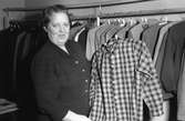 Hjälpbyrån i Heliga Trefaldighets församling. Kvinnor som syr kläder. Januari 1950.