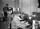 Aga-Baltic. 1946. Reportage för Gefle Dagblad. År 1928 köpte AGA, Baltic Radio AB för att bilda AGA-Baltic AB. Ansvarade för utvecklingen och försäljningen av radioapparater, annan hemelektronik, ljudfilmsutrustning och radionavigeringssystem. 1954 började AGA tillverka svartvita TV-apparater i Gävle.