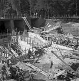 Dammbron i Stadsträdgården under arbete. 1946.