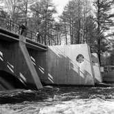 Dammbron i Stadsträdgården under arbete och färdig. Maj 1947.