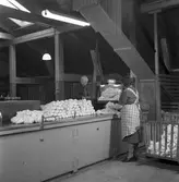Gävle Manufaktur AB, Strömsbro. Juni 1946. På fabriken jobbade många ogifta textilarbeterskor, Några av dem bodde i den så kallade flickbyggningen. Gefle Manufaktur AB ägde Svanens väv i Strömsbro, som länge var den största fabriken i landet för tillverkning av bomullstyger och garn. Fabriken startade år 1849. Men det blev andra tider med krig, konflikter och sämre konjunkturer, då gick det sämre även för Svanens väv som tvingades lägga ned år 1960.
