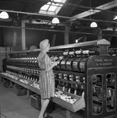 Gävle Manufaktur AB, Strömsbro. Juni 1946. På fabriken jobbade många ogifta textilarbeterskor, Några av dem bodde i den så kallade flickbyggningen. Gefle Manufaktur AB ägde Svanens väv i Strömsbro, som länge var den största fabriken i landet för tillverkning av bomullstyger och garn. Fabriken startade år 1849. Men det blev andra tider med krig, konflikter och sämre konjunkturer, då gick det sämre även för Svanens väv som tvingades lägga ned år 1960.
