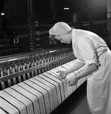 Gävle Manufaktur AB, Strömsbro. Juni 1946. På fabriken jobbade många ogifta textilarbeterskor, Några av dem bodde i den så kallade flickbyggningen. Gefle Manufaktur AB ägde Svanens väv i Strömsbro, som länge var den största fabriken i landet för tillverkning av bomullstyger och garn. Fabriken startade år 1849. Men det blev andra tider med krig, konflikter och sämre konjunkturer, då gick det sämre även för Svanens väv som tvingades lägga ned år 1960.
