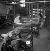 Gävle Manufaktur AB, Strömsbro. Juni 1946. På fabriken jobbade många ogifta textilarbeterskor, Några av dem bodde i den så kallade flickbyggningen. Gefle Manufaktur AB ägde Svanens väv i Strömsbro, som länge var den största fabriken i landet för tillverkning av bomullstyger och garn. Fabriken startade år 1849. Men det blev andra tider med krig, konflikter och sämre konjunkturer, då gick det sämre även för Svanens väv som tvingades lägga ned år 1960.
