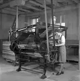 Gävle Manufaktur AB, Strömsbro. Juni 1946. På fabriken jobbade många ogifta textilarbeterskor, Några av dem bodde i den så kallade flickbyggningen. Gefle Manufaktur AB ägde Svanens väv i Strömsbro, som länge var den största fabriken i landet för tillverkning av bomullstyger och garn. Fabriken startade år 1849. Men det blev andra tider med krig, konflikter och sämre konjunkturer, då gick det sämre även för Svanens väv som tvingades lägga ned år 1960.
