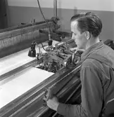 Gävle Manufaktur AB, Strömsbro. Juni 1946. På fabriken jobbade många ogifta textilarbeterskor, Några av dem bodde i den så kallade flickbyggningen. Gefle Manufaktur AB ägde Svanens väv i Strömsbro, som länge var den största fabriken i landet för tillverkning av bomullstyger och garn. Fabriken startade år 1849. Men det blev andra tider med krig, konflikter och sämre konjunkturer, då gick det sämre även för Svanens väv som tvingades lägga ned år 1960.
