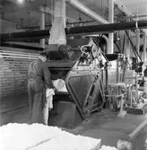 Gävle Manufaktur AB, Strömsbro. Juni 1946. På fabriken jobbade många ogifta textilarbeterskor, Några av dem bodde i den så kallade flickbyggningen. Gefle Manufaktur AB ägde Svanens väv i Strömsbro, som länge var den största fabriken i landet för tillverkning av bomullstyger och garn. Fabriken startade år 1849. Men det blev andra tider med krig, konflikter och sämre konjunkturer, då gick det sämre även för Svanens väv som tvingades lägga ned år 1960.
