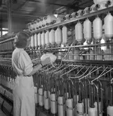 Gävle Manufaktur AB, Strömsbro. Juni 1946. På fabriken jobbade många ogifta textilarbeterskor, Några av dem bodde i den så kallade flickbyggningen. Gefle Manufaktur AB ägde Svanens väv i Strömsbro, som länge var den största fabriken i landet för tillverkning av bomullstyger och garn. Fabriken startade år 1849. Men det blev andra tider med krig, konflikter och sämre konjunkturer, då gick det sämre även för Svanens väv som tvingades lägga ned år 1960.
