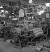 Gävle Manufaktur AB, Strömsbro. Juni 1946. På fabriken jobbade många ogifta textilarbeterskor, Några av dem bodde i den så kallade flickbyggningen. Gefle Manufaktur AB ägde Svanens väv i Strömsbro, som länge var den största fabriken i landet för tillverkning av bomullstyger och garn. Fabriken startade år 1849. Men det blev andra tider med krig, konflikter och sämre konjunkturer, då gick det sämre även för Svanens väv som tvingades lägga ned år 1960.
