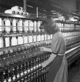Gävle Manufaktur AB, Strömsbro. Juni 1946. På fabriken jobbade många ogifta textilarbeterskor, Några av dem bodde i den så kallade flickbyggningen. Gefle Manufaktur AB ägde Svanens väv i Strömsbro, som länge var den största fabriken i landet för tillverkning av bomullstyger och garn. Fabriken startade år 1849. Men det blev andra tider med krig, konflikter och sämre konjunkturer, då gick det sämre även för Svanens väv som tvingades lägga ned år 1960.
