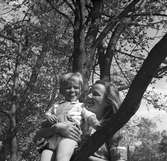 Barn och moder, fru Lefwert i stadsträdgården. 24 maj 1947. Reportage för Gefle Dagblad.