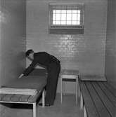 En av polisens arrestlokaler i Gävle. 
Reportage för Arbetarbladet 1947.