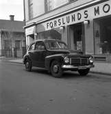 Forslunds Motor AB, Norra Kopparslagargatan 14, Gävle. Maj 1947.
Bilen är en Volvo PV 444. Tillverkades mellan åren 1944 - 1957. Kallades vanligen enbart PV.