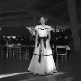 Konsum Alfa. Modevisning på Blå Fältet, Folkets Park. April 1947.