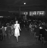 Konsum Alfa. Modevisning på Blå Fältet, Folkets Park. April 1947.