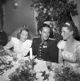 Brudpar Nilsson-Thollén bröllopsmiddag tagen i Furuvik, juni 1947.