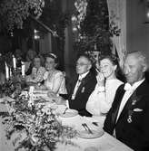 Brudparet Nilsson-Tholléns bröllopsmiddag i Furuvik. Juni 1947.