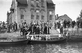 Sjömanskyrkan vid Gavleån. Studenter på båtutflykt
