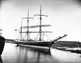 Gävlebild från Hamn. Tremastat fartyg. Juli 1953