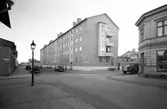 Hantverkargatan och Norra Centralgatan. Specerihörnan G. Malmberg. År 1954
