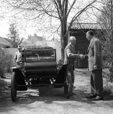 Hovotograf Carl Larssons första bil Oldsmobile 1904 års modell som inköptes 1907 av fabrikör Södergren, Gävle. Nådde en topphastighet på 40 km/tim. Bilen fick en ny start hos Tage Berglund, Överhärde och hamnade till slut på Länsmuseet skänkt av AB Bröderna Hansson.