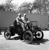 Hovotograf Carl Larssons första bil Oldsmobile 1904 års modell som inköptes 1907 av fabrikör Södergren, Gävle. Nådde en topphastighet på 40 km/tim. Bilen fick en ny start hos Tage Berglund, Överhärde och hamnade till slut på Länsmuseet skänkt av AB Bröderna Hansson.