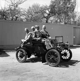 Hovotograf Carl Larssons första bil Oldsmobile 1904 års modell som inköptes 1907 av fabrikör Södergren, Gävle. Nådde en topphastighet på 40 km/tim. Bilen fick en ny start hos Tage Berglund, Överhärde och hamnade till slut på Länsmuseet skänkt av AB Bröderna Hansson.