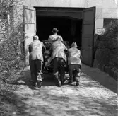 Hovotograf Carl Larssons första bil Oldsmobile 1904 års modell som inköptes 1907 av fabrikör Södergren, Gävle. Nådde en topphastighet på 40 km/tim. Bilen fick en ny start hos Tage Berglund, Överhärde och hamnade till slut på Länsmuseet skänkt av AB Bröderna Hansson.