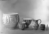 Husgeråd och prydnadsföremål. Ytterkrukor, skål och kanna. Bobergs Fajansfabrik AB.