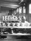 Dekoratörer i arbete. Bobergs Fajansfabrik AB.