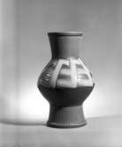 Prydnadsföremål, golvvas. Formgivare, keramikern Berit Ternell. Den 24 april 1956
Bobergs Fajansfabrik AB.
