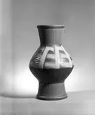 Prydnadsföremål, golvvas. Formgivare, keramikern Berit Ternell. Den 24 april 1956
Bobergs Fajansfabrik AB.
