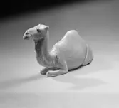 Prydnadsföremål, Dromedar.  Den 24 april 1956
Bobergs Fajansfabrik AB.
