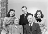 Verkmästare D. Boberg med familj. Den 16 april 194p.          Bobergs Fajansfabrik AB.
