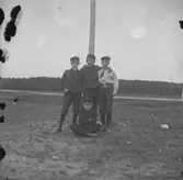 Fyra pojkar. Någon av pojkarna kan vara Bengt Larsson
