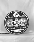 Malmbergs startades 1905 av Elof Malmberg. Blev en av Sveriges ledande producenter av artiklar för idrott, jakt, fiske, skytte och friluftsliv. På bilden 