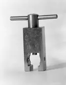 Malmbergs startades 1905 av Elof Malmberg. Blev en av Sveriges ledande producenter av artiklar för idrott, jakt, fiske, skytte och friluftsliv. Okänt föremål på bilden
